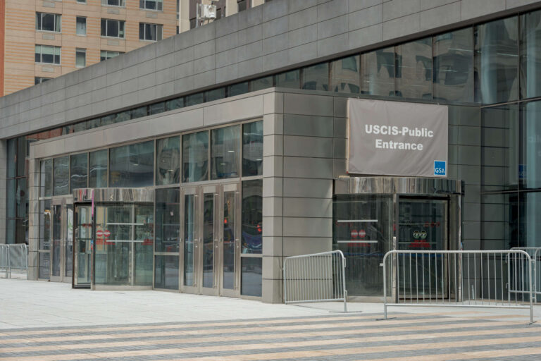 Les services américains de citoyenneté et d’immigration embauchent des « défenseurs de la patrie »