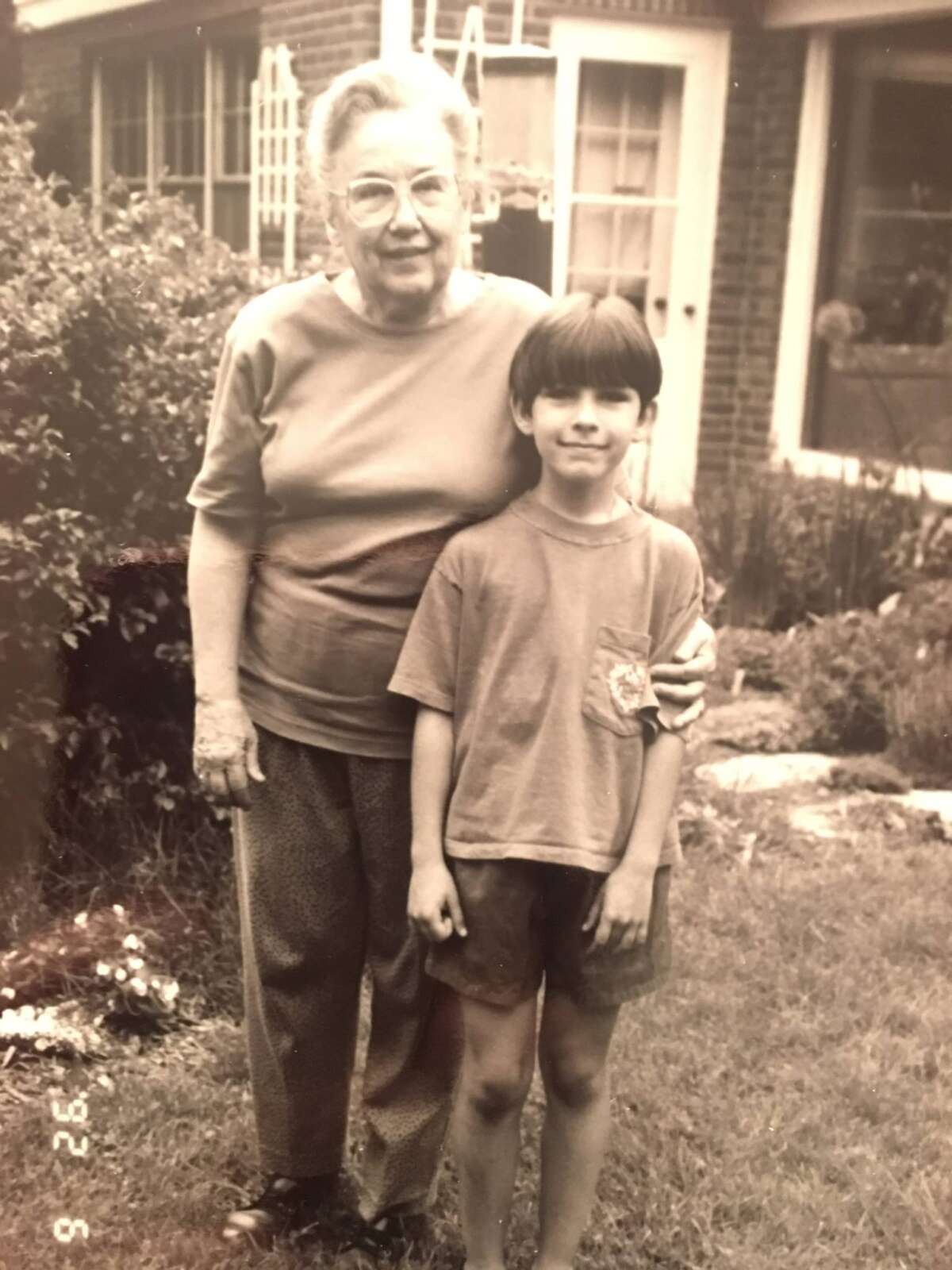 Un jeune Lewis Raven Wallace se tient aux côtés de sa grand-mère, Sarah Graydon McCrory.