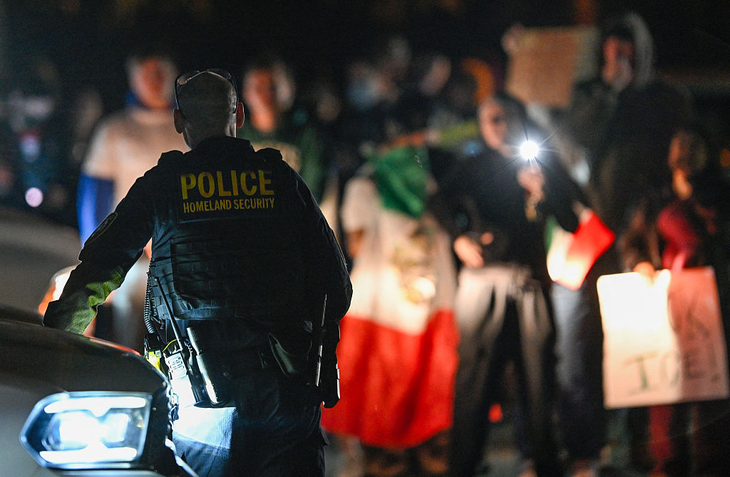 Les résidents de Caroline du Nord se lèvent contre l'ICE alors que l'administrateur Trump fait pivoter les opérations depuis Chicago