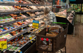 Sous Trump, une famille américaine moyenne paie désormais 700 $ de plus par mois pour ses besoins essentiels