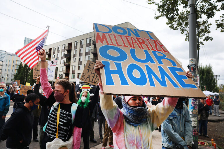 Stephen Miller accusé de diffusion de « propagande autoritaire » après la décision du juge