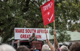 Trump réduit le plafond des réfugiés et prévoit une exception pour les Sud-Africains blancs