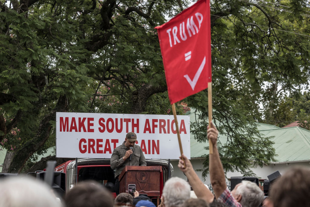 Trump réduit le plafond des réfugiés et prévoit une exception pour les Sud-Africains blancs