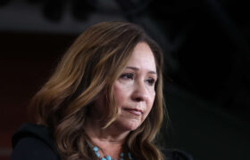 La représentante Adelita Grijalva aspergée de poivre par des agents de l’ICE lors d’un raid en Arizona