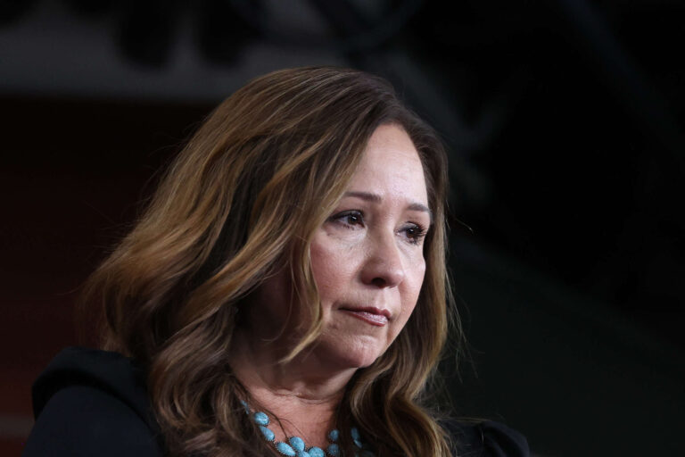 La représentante Adelita Grijalva aspergée de poivre par des agents de l'ICE lors d'un raid en Arizona