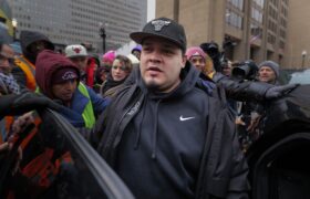 Le juge interdit à l’administrateur de Trump de détenir à nouveau Abrego Garcia après sa libération