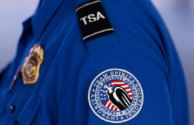 Un nouveau rapport révèle que la TSA partage les noms de tous les passagers des compagnies aériennes avec ICE