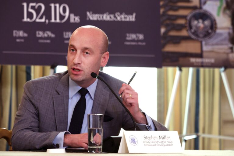 L’administration Trump se fixe pour objectif de dénaturaliser des milliers de citoyens américains en 2026