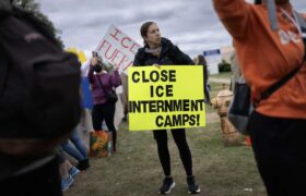 Des documents de l&rsquo;ICE exposent un projet visant à détenir 80 000 personnes dans des entrepôts