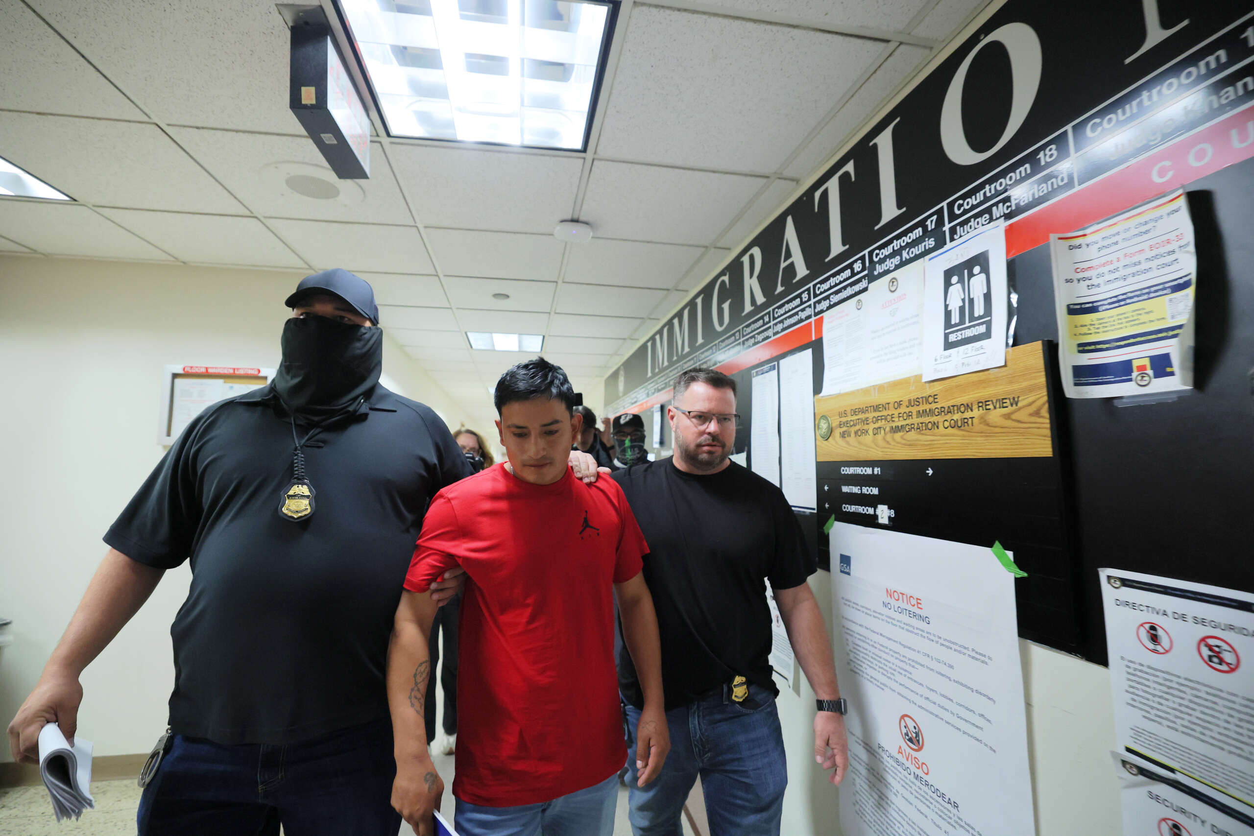 Un juge fédéral arrête temporairement les arrestations par l'ICE auprès des tribunaux de l'immigration de San Francisco