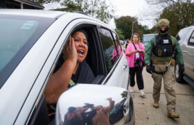 Les immigrants sautent des rendez-vous vitaux pour des soins de santé au milieu des raids fédéraux
