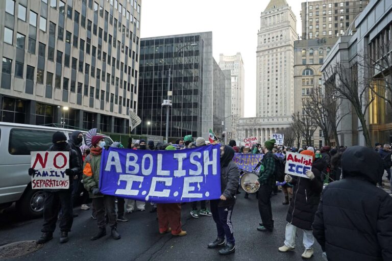 Une règle obscure sur le 11 septembre permet à l'ICE de maintenir les immigrants en détention après avoir obtenu une caution