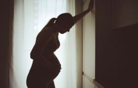 Les migrantes enceintes peuvent souffrir de complications dues au stress chronique des raids ICE