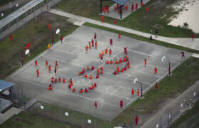 Un nouveau rapport dénonce la torture, les abus et la négligence médicale dans les prisons pour migrants de Floride