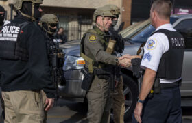 Les habitants de Chicago exigent une enquête sur la collaboration de la police avec l&rsquo;ICE