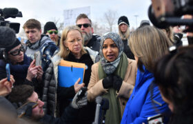 Omar dit que les opérations de Trump au Minnesota semblent pousser vers la « loi martiale »