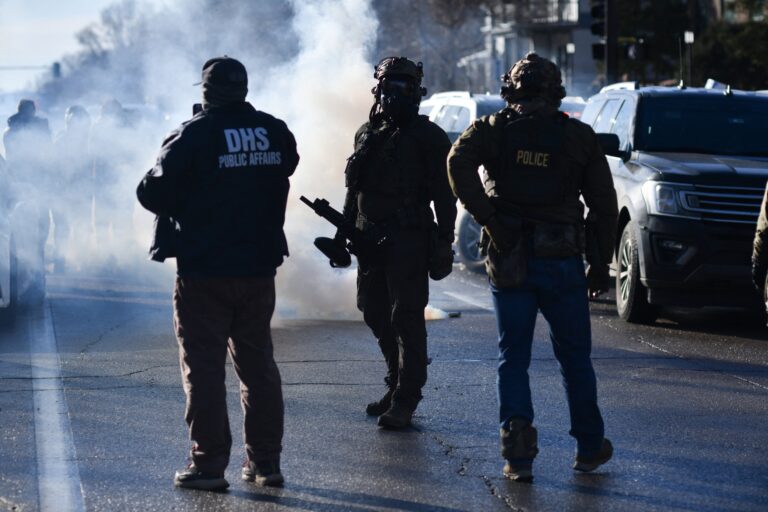 Des agents d'immigration gazoient la voiture d'une famille de Minneapolis avec 6 enfants à l'intérieur