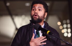 Le représentant Maxwell Frost frappé par un homme qui aurait déclaré que Trump allait l&rsquo;expulser