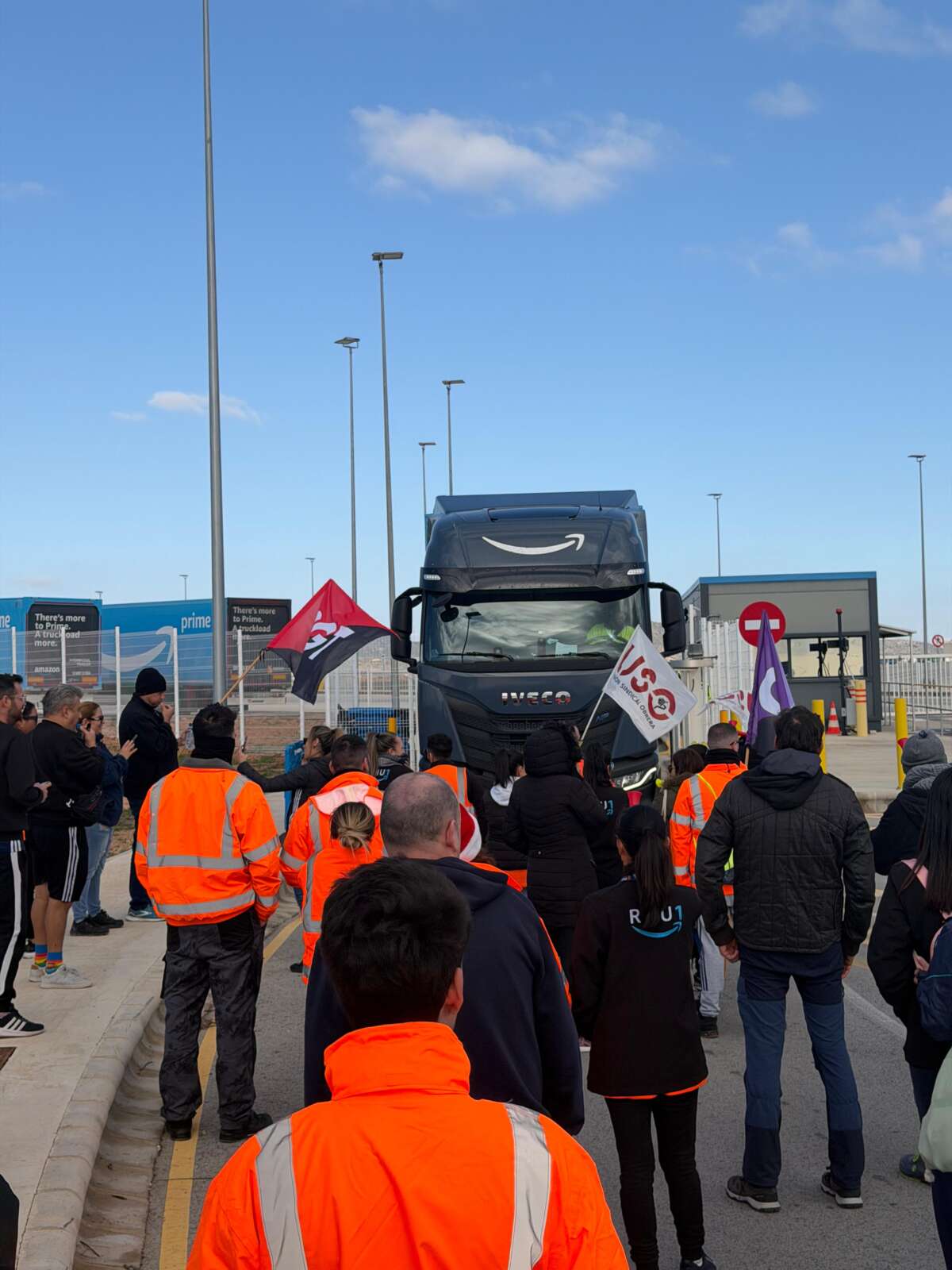 Des piquets d'information retardent le départ des camions de l'entrepôt RMU1 d'Amazon lors de la grève de décembre.