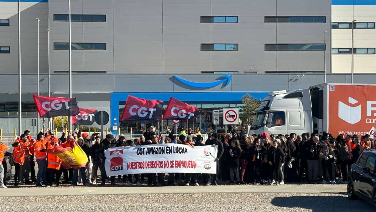 Les travailleurs se rassemblent lors du premier jour de grève de novembre. La banderole indique : « Nos droits ne concernent pas l