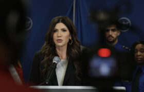 Le juge bloque la dernière tentative de Noem d’empêcher les démocrates d&rsquo;inspecter les prisons de l&rsquo;ICE