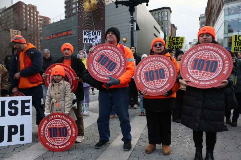 De plus en plus de syndicats se joignent à la lutte contre l'ICE