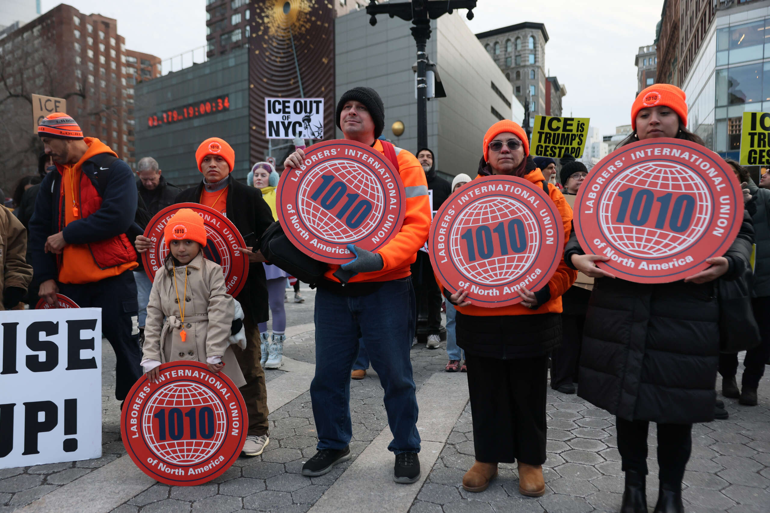 De plus en plus de syndicats se joignent à la lutte contre l'ICE
