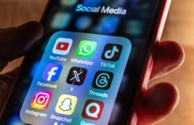 L&rsquo;USCIS vise à étendre la surveillance des médias sociaux sur les immigrants et les citoyens américains