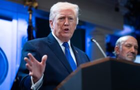 Trump attaque la Cour suprême dans une affaire en cours sur la citoyenneté liée au droit de naissance