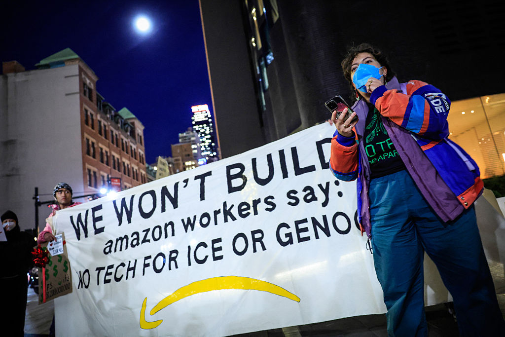Les manifestants demandent à Amazon de rompre ses liens avec ICE et Palantir