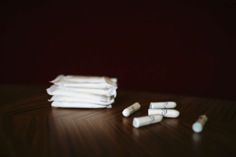 Malgré les règles régissant la fourniture de produits menstruels, certains détenus de la prison ICE ne peuvent pas y accéder