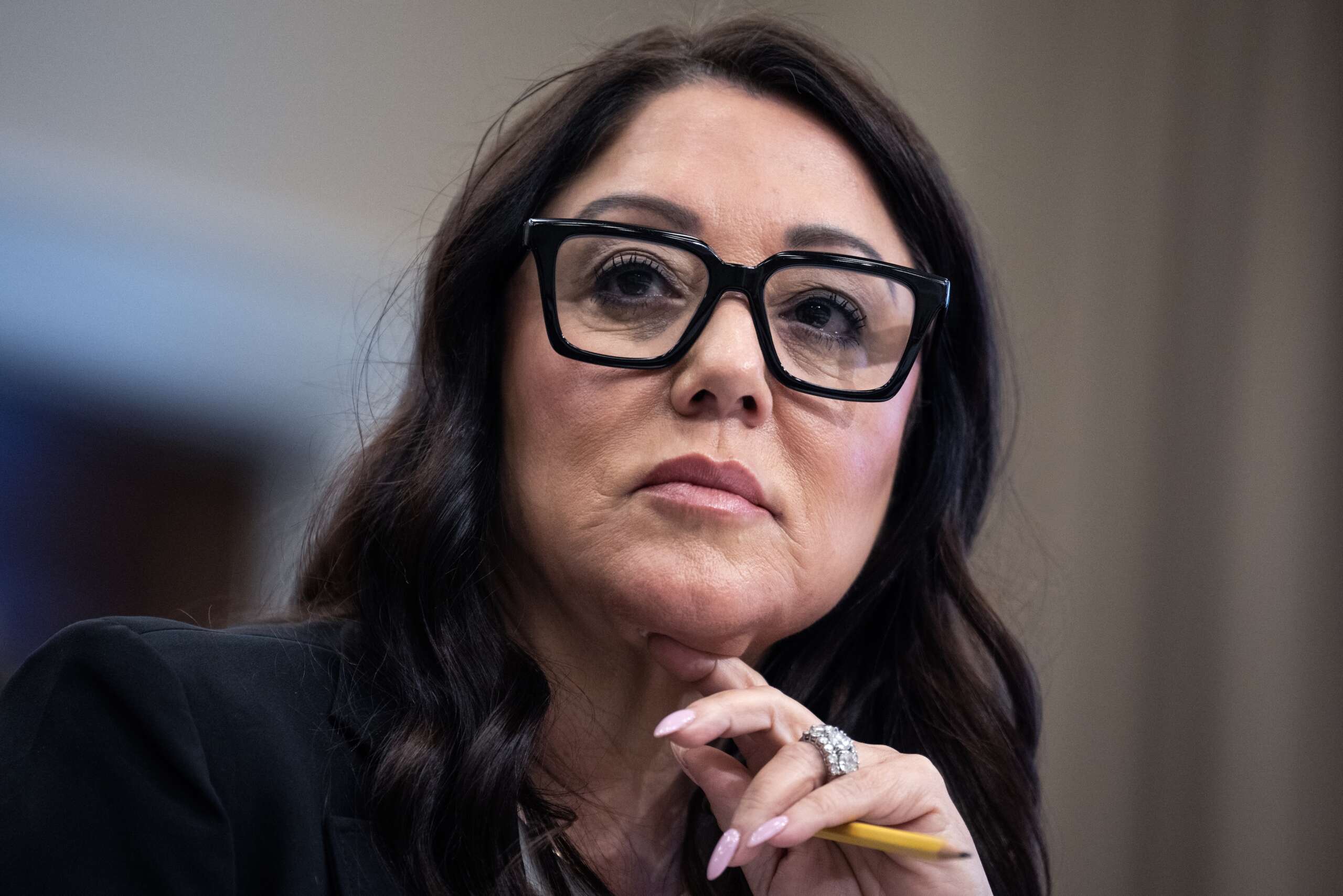 Des scandales engloutissent la secrétaire au Travail alors que son ministère réduit la protection des travailleurs