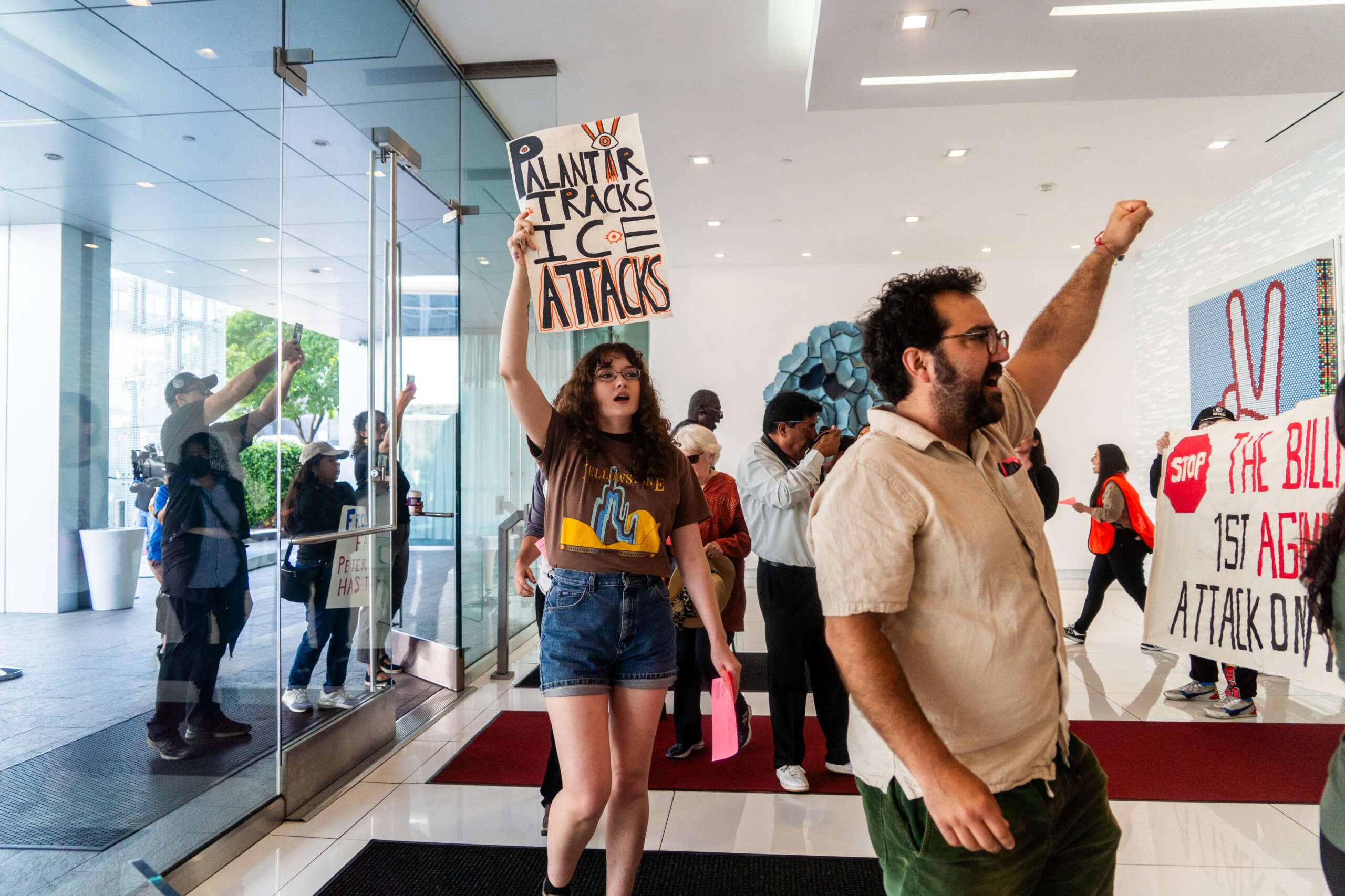 Les organisateurs célèbrent le déménagement du siège social de Palantir de Denver après des manifestations