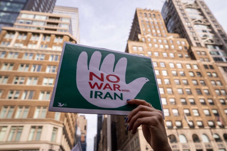 Un Iranien meurt sous la garde de l’ICE alors que l’administration Trump bombarde l’Iran