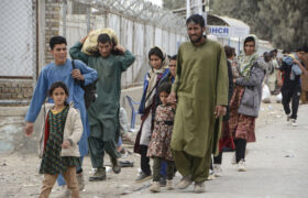 Les réfugiés afghans en Iran ont fui une zone de guerre pour se retrouver dans une autre