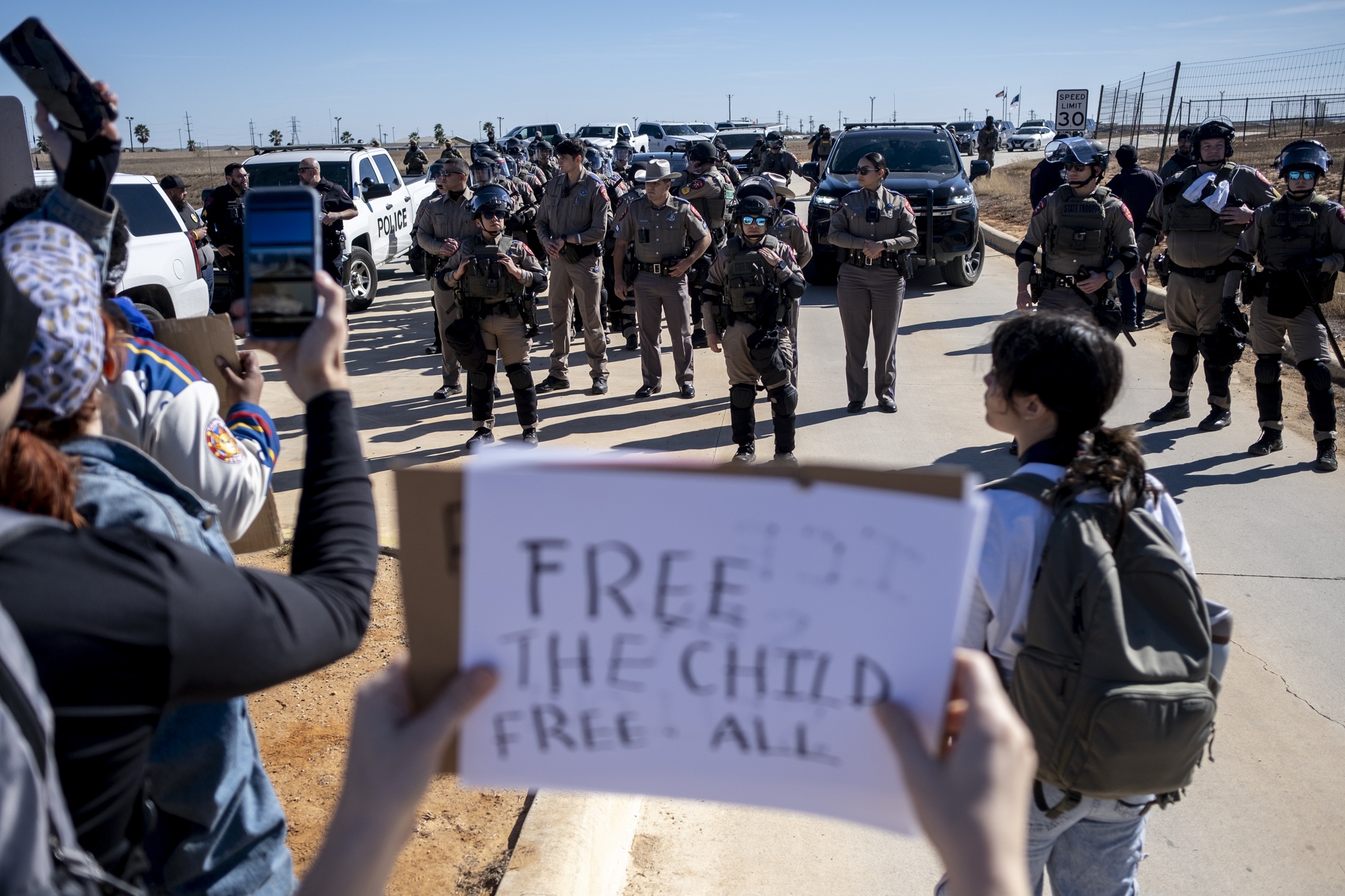 Des gardes volent et détruisent des lettres d'enfants dans une prison pour immigrants du Texas