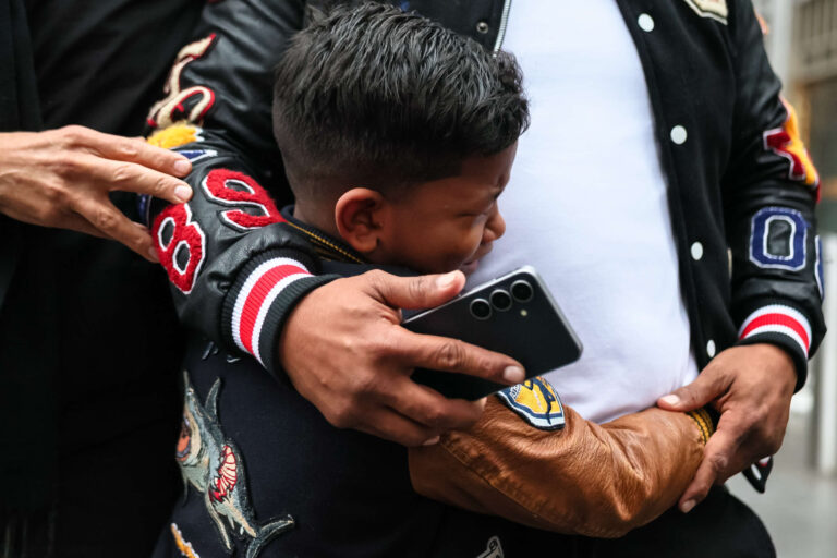 ICE expulse des parents sans les laisser amener ou trouver des soins pour leurs enfants