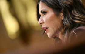 Kristi Noem laisse une trace de mort derrière elle dans les prisons ICE