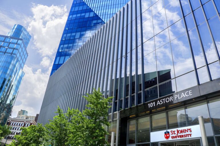 Des professeurs luttent contre les tactiques antisyndicales à l'Université St. John's de New York