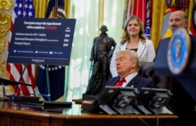 Les nouveaux tarifs pharmaceutiques de Trump pourraient faire augmenter les coûts médicaux, préviennent les défenseurs des patients