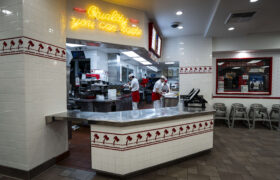 La hausse des salaires de 20 $ dans la restauration rapide en Californie n&rsquo;a pas tué d’emplois, selon une nouvelle étude