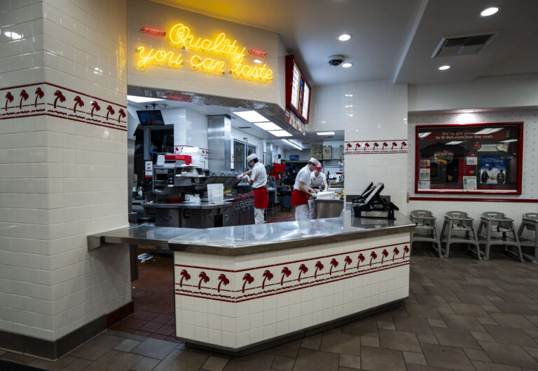 La hausse des salaires de 20 $ dans la restauration rapide en Californie n'a pas tué d'emplois, selon une nouvelle étude