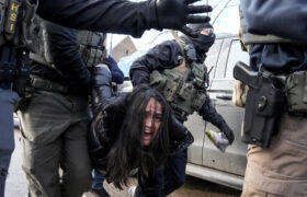 Une femme de Minneapolis, violemment traînée hors de sa voiture par l&rsquo;ICE, dépose une plainte contre le DHS