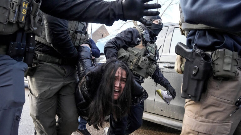 Une femme de Minneapolis, violemment traînée hors de sa voiture par l'ICE, dépose une plainte contre le DHS