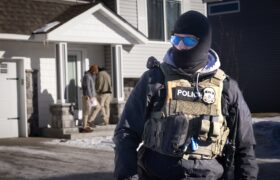 Un juge de la Fed blâme l&rsquo;ICE pour avoir violé près de 100 décrets judiciaires rien qu&rsquo;en janvier