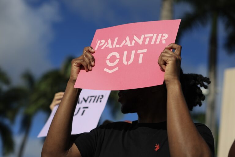 Palantir n'a payé aucun impôt fédéral sur le revenu en 2025 grâce à son partenariat avec l'ICE et le Pentagone