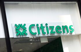 Des centaines de personnes manifestent contre la Citizens Bank en raison de ses liens avec les partenaires de la prison ICE