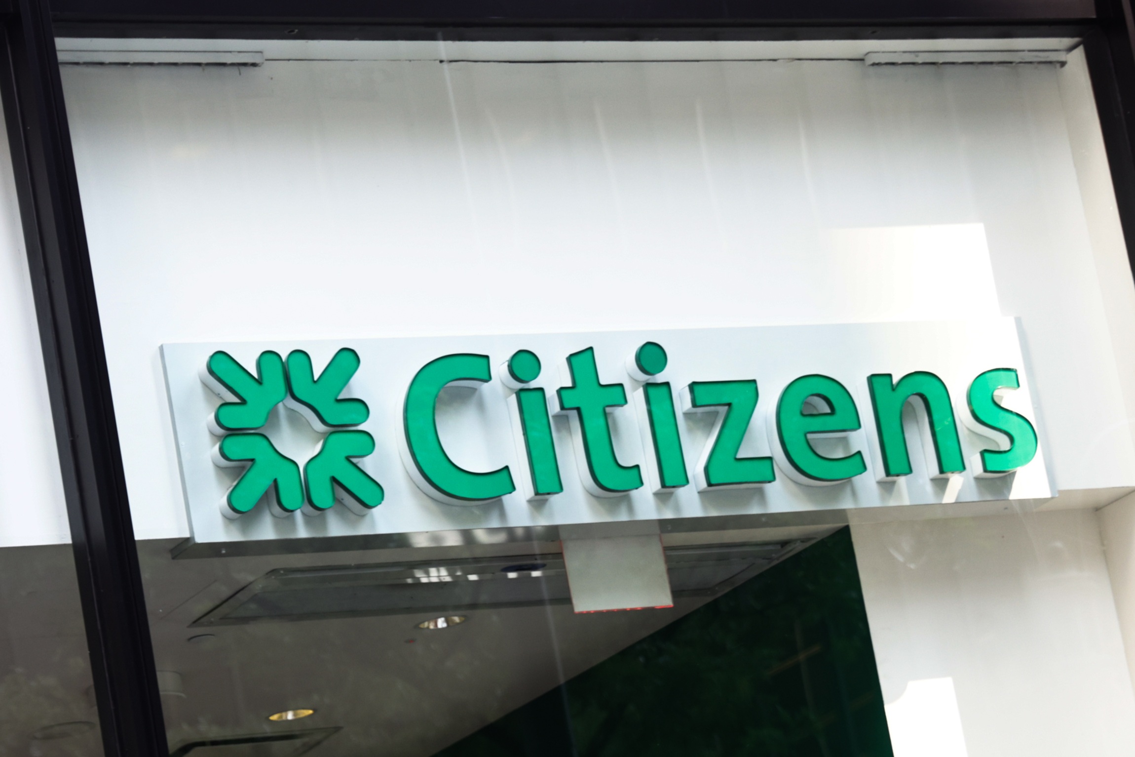 Des centaines de personnes manifestent contre la Citizens Bank en raison de ses liens avec les partenaires de la prison ICE