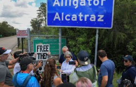 Des gardes du « Alligator Alcatraz » auraient battu des prisonniers qui demandaient un accès téléphonique