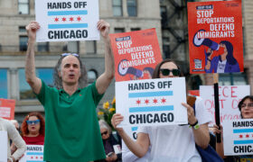 La présence de l&rsquo;ICE persiste à Chicago alors que les raids évoluent vers des tactiques plus silencieuses